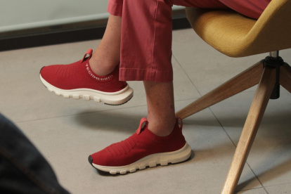 Calzado. Informal y travieso, el candidato de CREO se olvidó de que alguna vez vistió pantalones vaqueros planchados con raya al medio. Todo un salto.