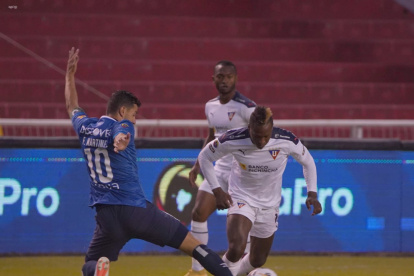 Jhojan Julio (d) fue una de las figuras en Liga de Quito en la victoria en Casa Blanca.