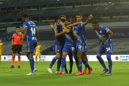 El Bombillo festejó el gol de Barceló que le dio el triunfo contra Delfín.