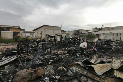 Los damnificados esperan que la situación se esclarezca, pero también piden ayuda, pues solo se quedaron con la vestimenta que llevaban.