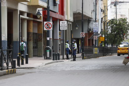 Dos agentes de tránsito custodiaban la calle Víctor Manuel Rendón la mañana de ayer.