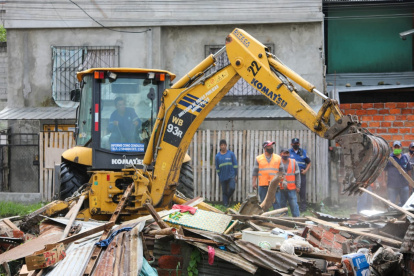 Una casa abandonada es demolida por pedido de los moradores, porque era usada por los delincuentes.