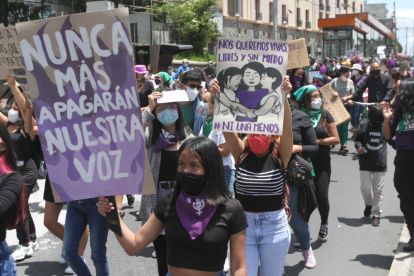 Imagen de archivo de mujeres protestan con carteles y una gran marcha en el Día Internacional de la Mujer, hoy, por las calles de Quito