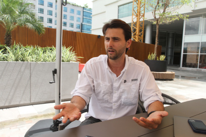 Estudió Marketing y Administración de Empresas en Estados Unidos y tiene una maestría en Turismo Sostenible realizada en la Universidad de Monash (Australia). Se describe como un emprendedor social que se enfoca en elevar y empoderar a su comunidad.