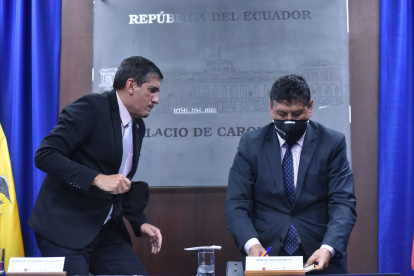 El general Edmundo Moncayo (i) está al frente del SNAI desde el 3 de junio de 2019, tras la renuncia de Ernesto Pazmiño.