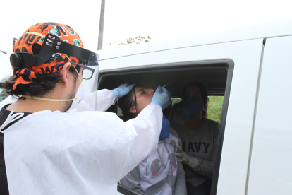 Una persona se realiza el examen para saber si tiene coronavirus.