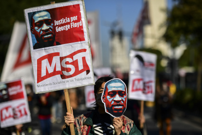 Members of leftist organizations protest in Buenos Aires, on June 2, 2020 against racism and in memory of late US citizen George Floyd who died a week before after a Minneapolis police officer knelt on his neck. (Photo by RONALDO SCHEMIDT / AFP)