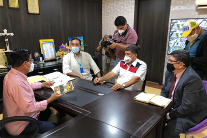 Arturo Espín, presidente de APE, entrega las becas al alcalde de Daule, Wilson Cañizares.