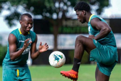 Sergio Quintero (d) sigue trabajando con Barcelona.
