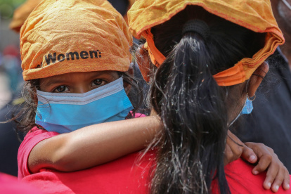 Una mujer y su hija asisten a una manifestación con motivo del 8M, este lunes en Colombo (Sri Lanka).