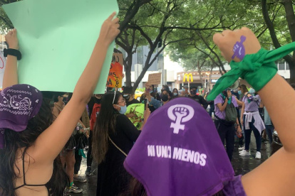 Colectivos feministas protestan por respeto de derechos de la mujer en la plaza San Francisco, en Guayaquil, este 8 de marzo.