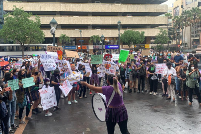 Plantón en la Plaza San Francisco de Guayaquil previo a la marcha de este 8 de marzo.
