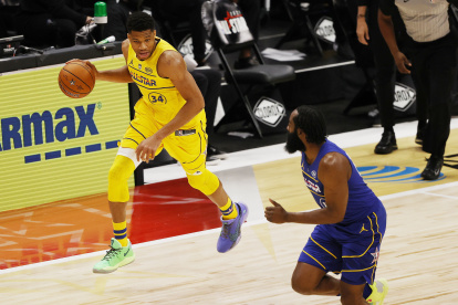 Estrella. Giannis (c) aportó 35 puntos, siete rebotes y tres asistencias.