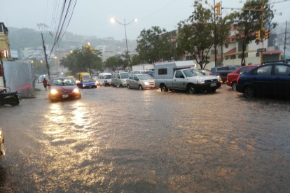 La acumulación de agua se evidenció en distintos puntos de la urbe.