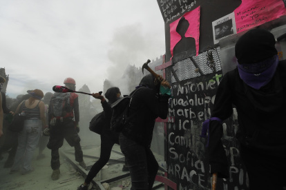 Esta infraestructura ha generado polémica en el país por su simbolismo frente a la reivindicación feminista.