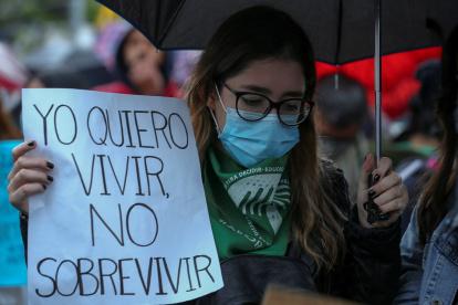 Mujeres sostienen carteles hoy, durante una marcha con motivo del Día de la Mujer en Quito.