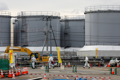 Central de Fukushima Daiichi mientras se recogían algunos escombros.
