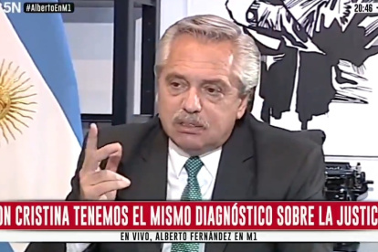 El presidente Fernández durante la entrevista al canal C5N.