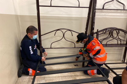 Personal municipal y del Cuerpo de Bomberos mientras ayudaban a equipar el centro.