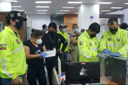 Agentes de la Policía y de la Fiscalía revisan documentos de los sitios allanados en el operativo, esta ,mañana.