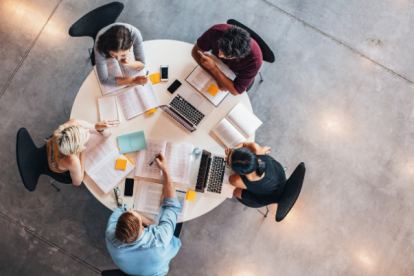 La UEES está considerada como una universidad de: alta calidad de enseñanza con metodología innovadora, ratios de empleabilidad altos.