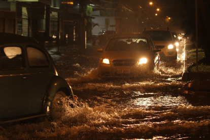 Varios carros sufrieron daños por la inundaciones en Guayaquil