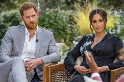 Momento en el que la periodista Oprah Winfrey entrevistaba a los exmiembros reales.