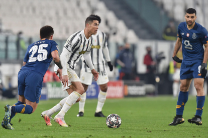 Cristiano Ronaldo (c) y su equipo, Juventus, fueron eliminados de la Champions.
