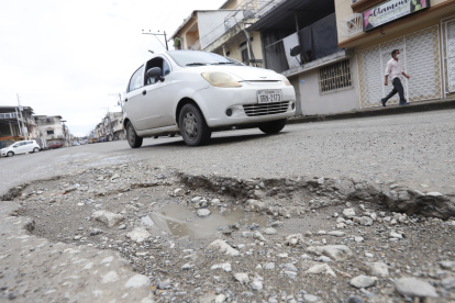 Cráteres. Salvo la calle donde está la Aerovía, el estado de las vías principales del barrio es como el que se muestra en la foto.