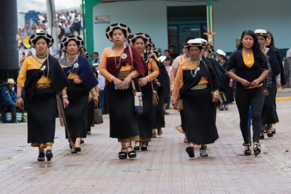 Ropa. Los saraguros mantienen su forma tradicional de vestir.