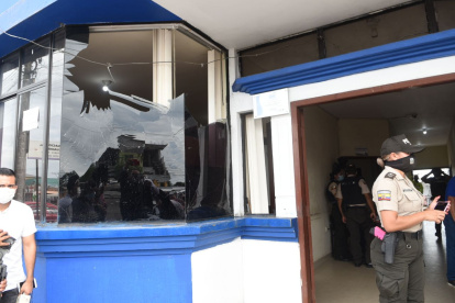 Parte de la fachada del Comando de la Policía en El Triunfo quedó destruida tras la expllosión.