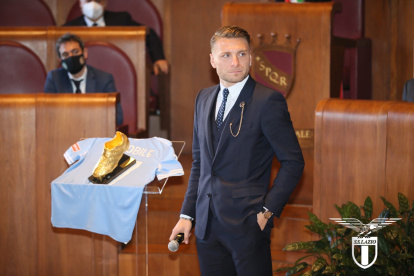 El jugador italiano recibió el trofeo Balón de Oro en una elegante ceremonia el Ayuntamiento de Roma.