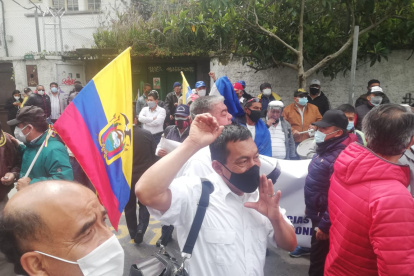 Medida. Militares y policías se autoconvocaron en los exteriores de la Corte Constitucional que hoy analiza las demandas contra la ley del Issfa e Isspol.