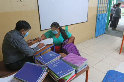En los planteles educativos se reciben los portafolios y textos escolares.