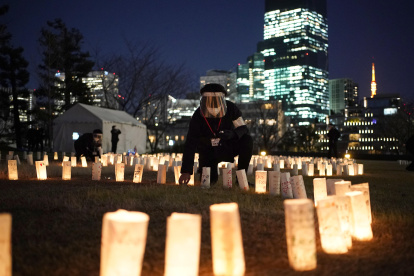 A un día del aniversario número 10 del gran terremoto, Japón prende velas por las víctimas.