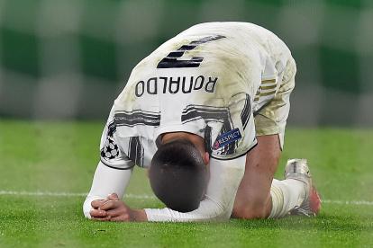 Cristiano Ronaldo se lamenta después de quedar eliminado por tercera vez consecutiva en la Juventus