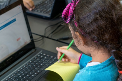 La iniciativa busca facilitar el acceso a productos de higiene femenina a niñas y jóvenes de escasos recursos económicos.