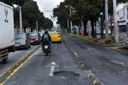 Debido al aumento de lluvias e inundaciones los baches en las vías han aumentado en toda la ciudad, sobre todo en avenidas principales.