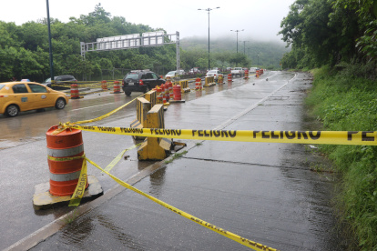 Espacio. Conductores y habitantes del sector aseguran que hasta hace una semana, solo un carril estaba cerrado. Les preocupa que con las lluvias, el problema se agrave.