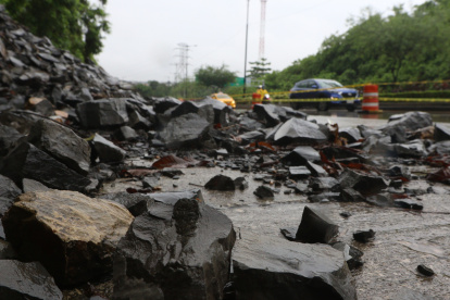Material. A un costado de la avenida Modesto Apolo, al pie del cerro, se han formado lomas de rocas. Quienes circulan junto al daño relatan a este Diario que lo hacen con temor.