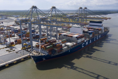 El buque de la línea CMA-CGM llevó el primer embarque.