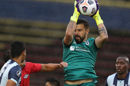 Hernán Galíndez, golero de la Católica, salvó varias ocasiones de gol para los camaratas.