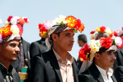 Novios ciegos yemeníes celebran una boda multitudinaria y benéfica en Saná.