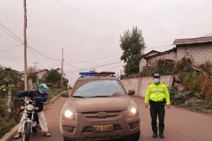 Patrullero de la Policía cubierto con cenizas, en la provincia de Chimborazo.