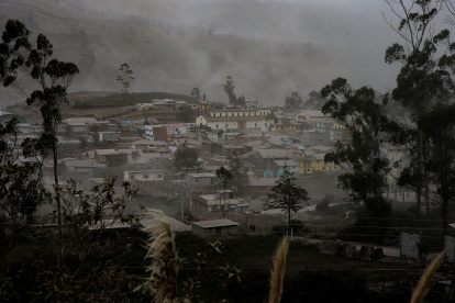 Vista de ceniza volcánica sobre los tejados de la población de Tixán, en la provincia de Chimborazo.