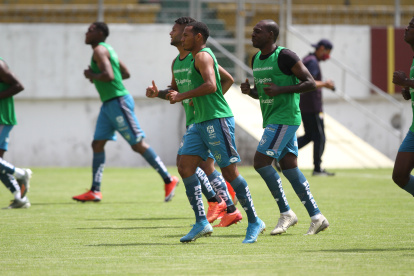 Plantel. Pocos jugadores de la plantilla del año anterior quedan en El Nacional. Entre ellos se destaca el volante Ronald de Jesús (d).