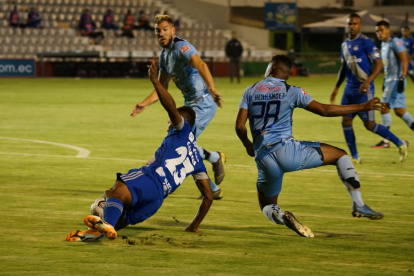El partido entre Macará y Emelec resultó muy intenso, pero los errores arbitrales dañaron el espectáculo.
