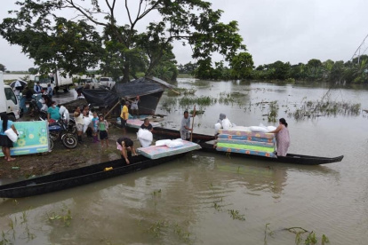 Transporte. En las comunidades más bajas de Los Ríos, la canoa sigue siendo su medio de transporte para llegar a casa.