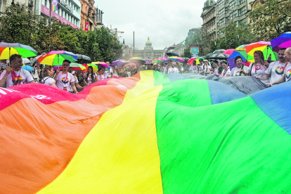 Imagen referencial: Una marcha de la comunidad LGBTI con la bandera de arcoíris.