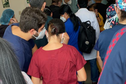 De espalda está la pareja de novios que fueron vacunados sin ser parte del Hospital Teodorp Maldonado.